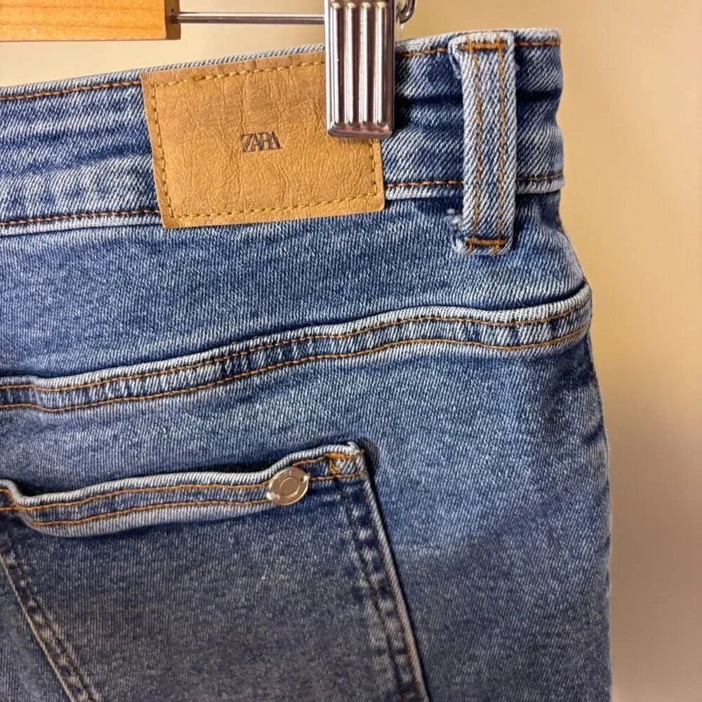 Zara High Waisted Wide Leg Raw Hem Jeans Size 8‎